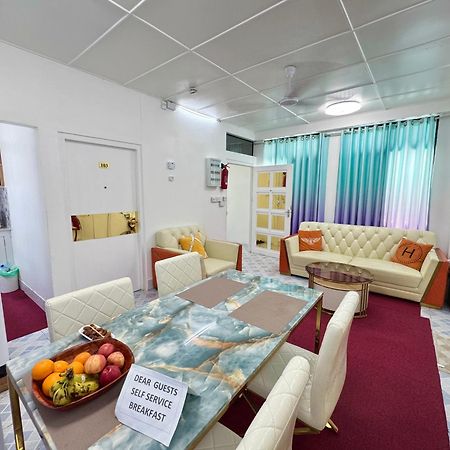 מאלה Ontrack Travel Transit Hotel מראה חיצוני תמונה