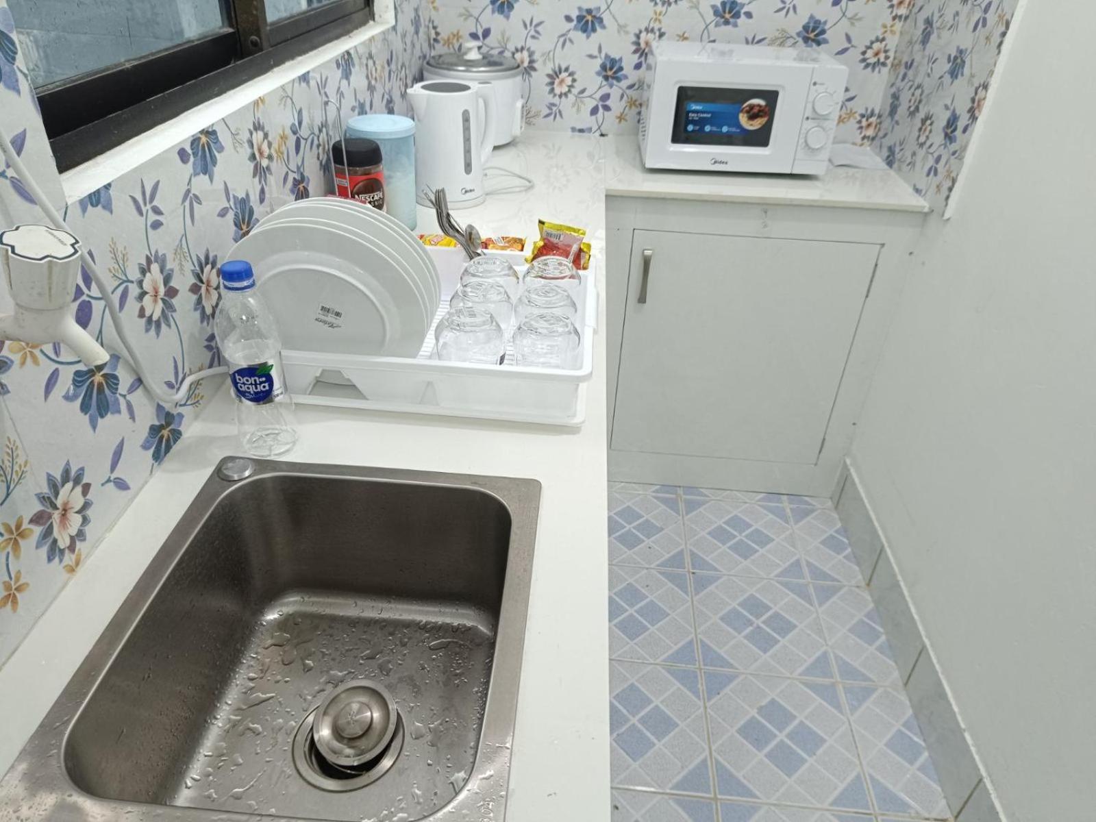 מאלה Ontrack Travel Transit Hotel מראה חיצוני תמונה