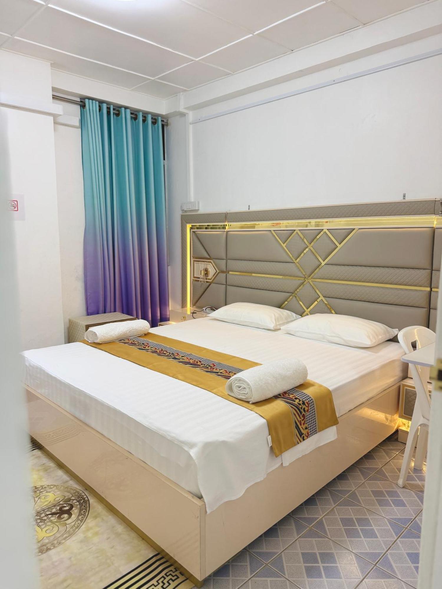 מאלה Ontrack Travel Transit Hotel מראה חיצוני תמונה
