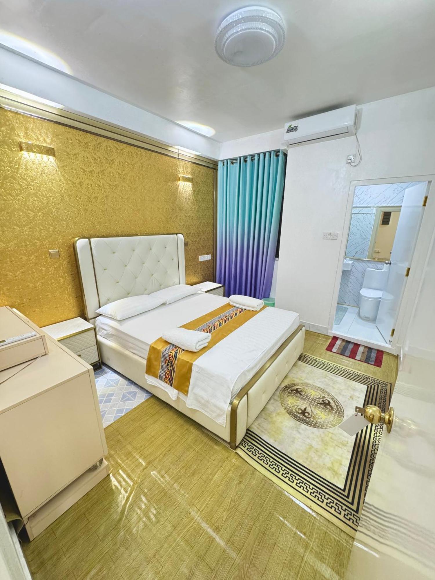 מאלה Ontrack Travel Transit Hotel מראה חיצוני תמונה