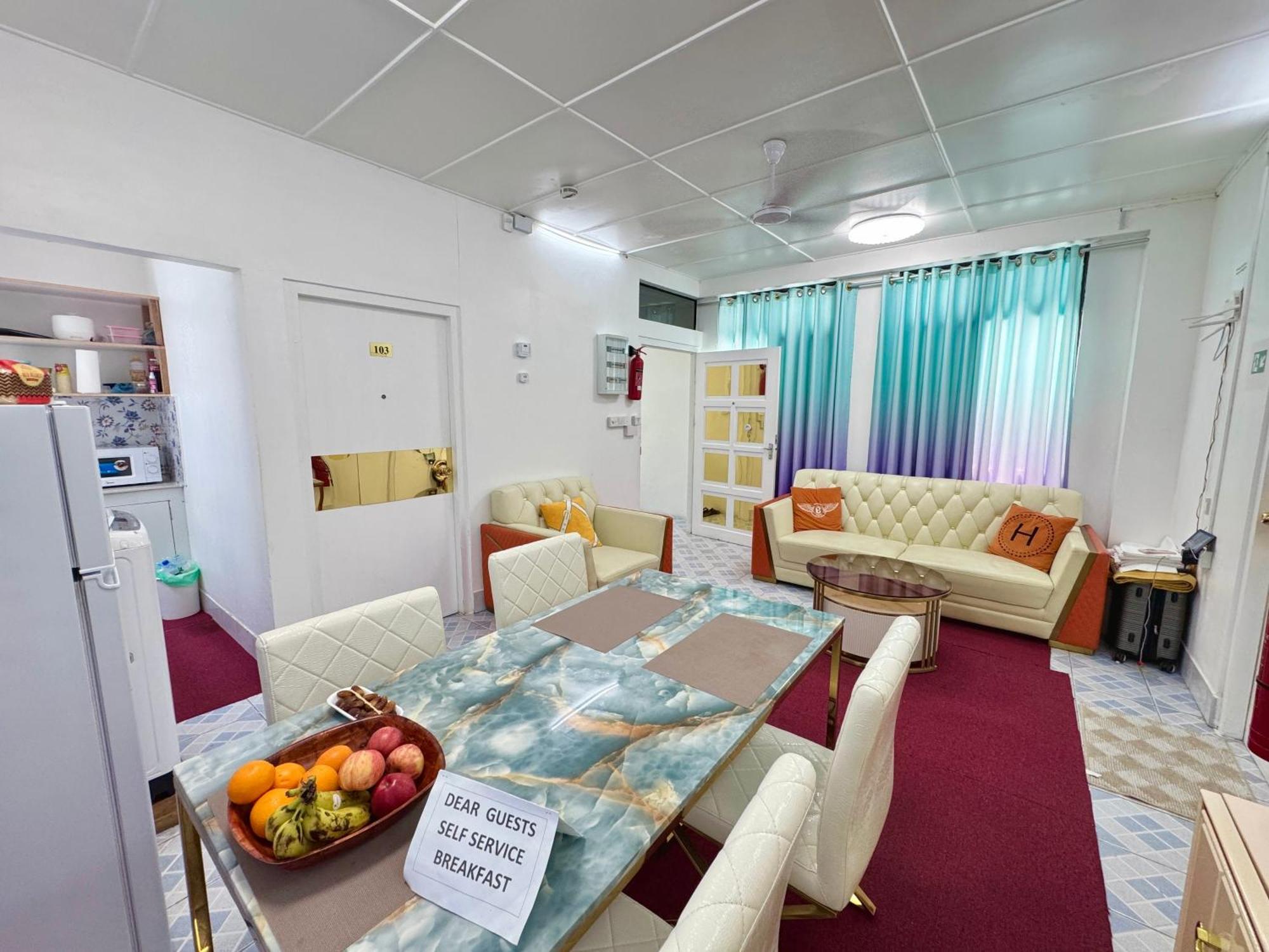 מאלה Ontrack Travel Transit Hotel מראה חיצוני תמונה